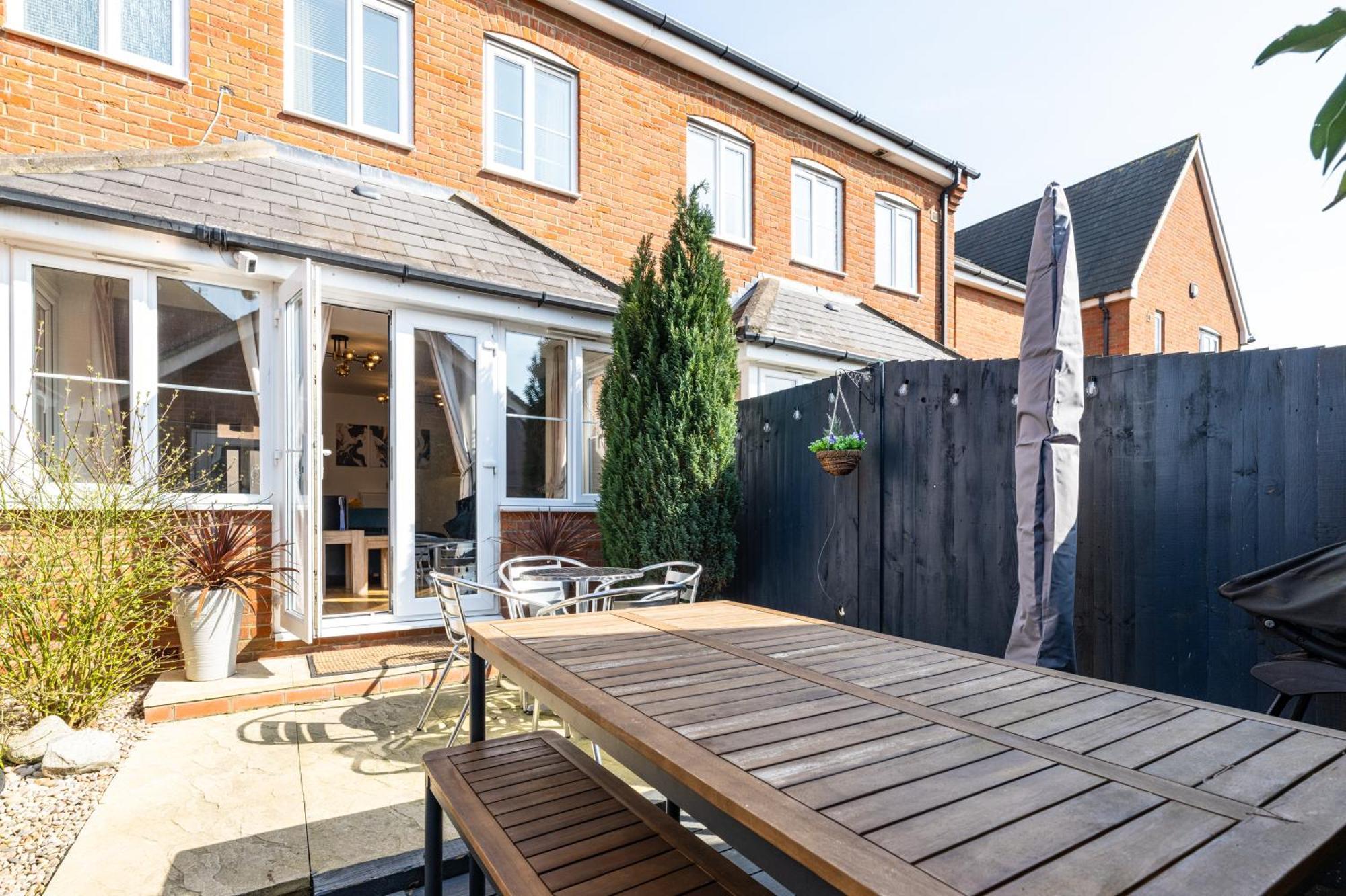 Modern And Spacious Home From Home 1 Mile From M1 - With Netflix, Prime Video, Ps5, Free Parking, Superfast Wifi, Bbq - Sleeps 11 - By Brightleap Apartments Milton Keynes Buitenkant foto