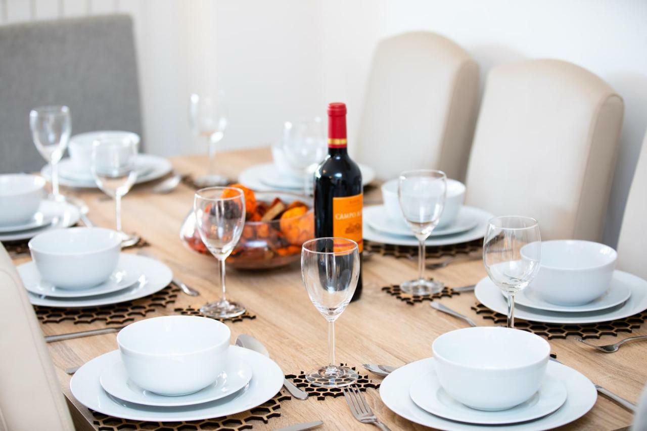 Modern And Spacious Home From Home 1 Mile From M1 - With Netflix, Prime Video, Ps5, Free Parking, Superfast Wifi, Bbq - Sleeps 11 - By Brightleap Apartments Milton Keynes Buitenkant foto