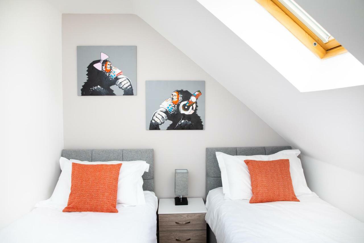 Modern And Spacious Home From Home 1 Mile From M1 - With Netflix, Prime Video, Ps5, Free Parking, Superfast Wifi, Bbq - Sleeps 11 - By Brightleap Apartments Milton Keynes Buitenkant foto